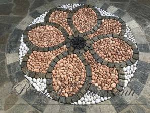 pavimento in mosaico di ciottoli e cubetti