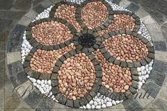 pavimento in mosaico di ciottoli e cubetti