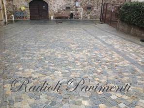 pavimentazione esterna in cubetti di luserna posati ad arco