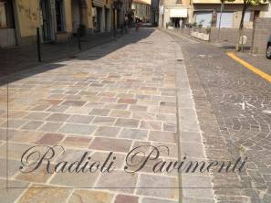strada in pietra , piastrelle di porfido a correre
