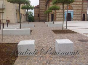 pavimento in cubetti di porfido e arredo urbano in granito