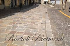 strada in pietra , piastrelle di porfido a correre