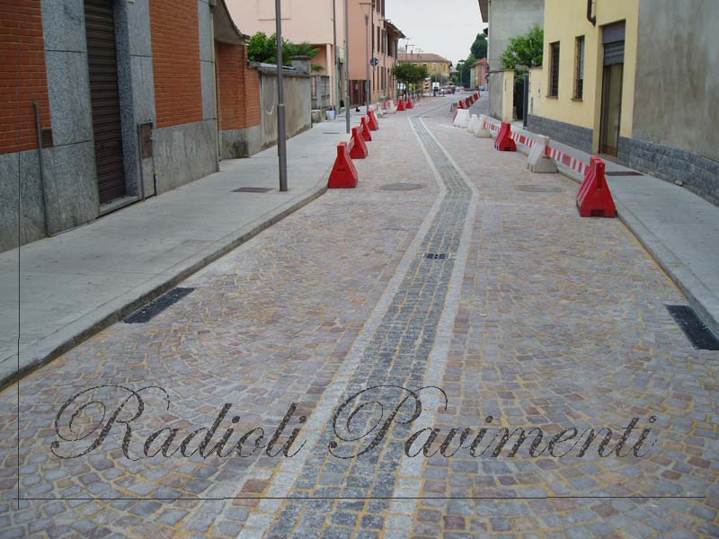 strada in cubetti di porfido del Trentino